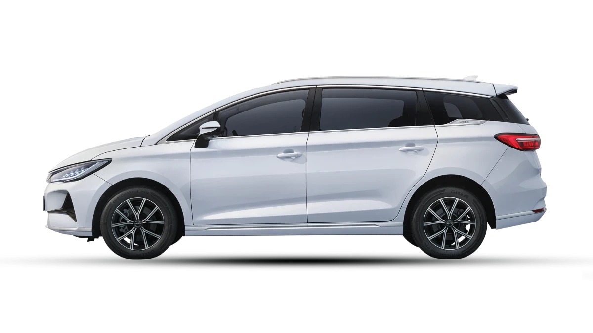 BYD M6 — MPV điện 7 chỗ, màu Crystal White