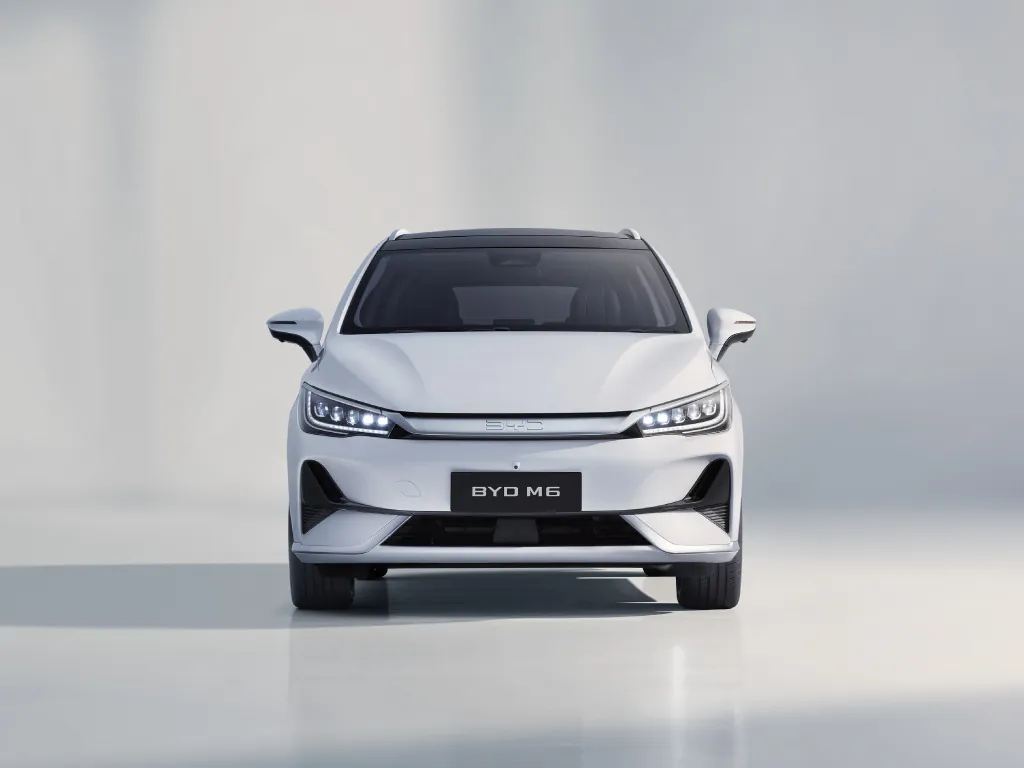 BYD M6 nhìn từ sau