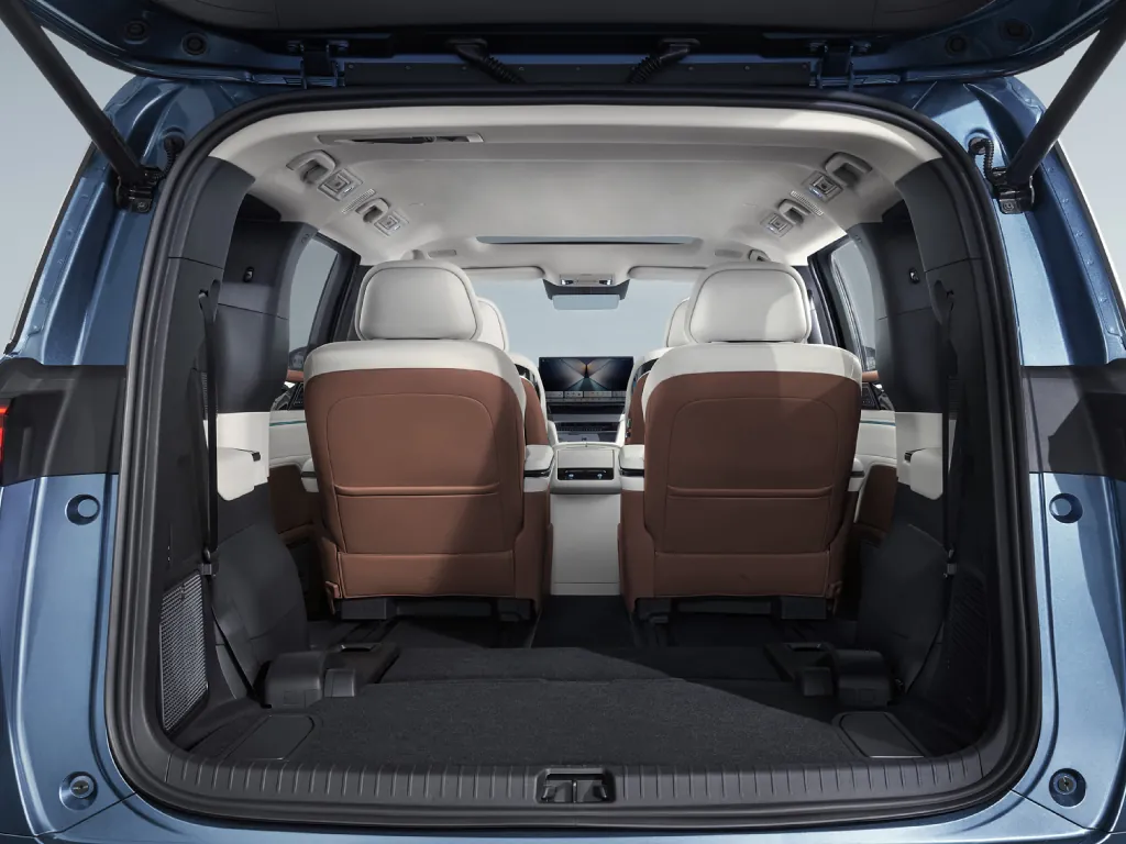 Khoang thương gia ghế cơ trưởng — BYD M9