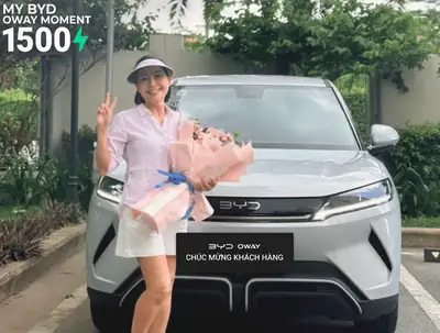 Khách hàng nhận xe BYD tại BYD OWAY Sài Gòn