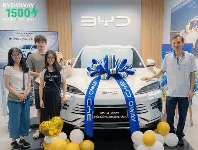 Khách hàng nhận xe BYD tại BYD OWAY Sài Gòn