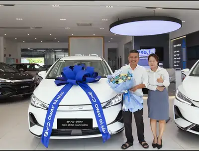 Khách hàng nhận xe BYD tại BYD OWAY Đà Nẵng