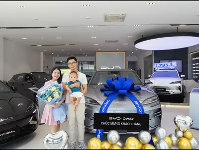 Khách hàng nhận xe BYD tại BYD OWAY Đà Nẵng