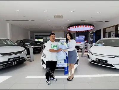 Khách hàng nhận xe BYD tại BYD OWAY Đà Nẵng