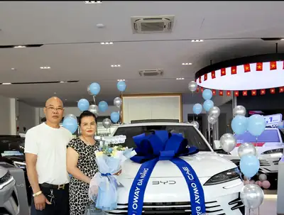 Khách hàng nhận xe BYD tại BYD OWAY Đà Nẵng