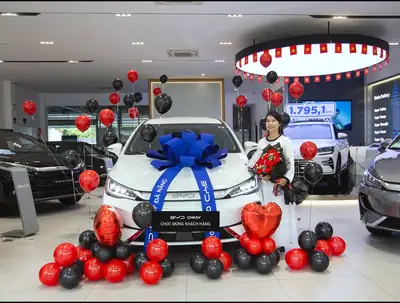 Khách hàng nhận xe BYD tại BYD OWAY Đà Nẵng