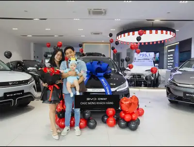 Khách hàng nhận xe BYD tại BYD OWAY Đà Nẵng