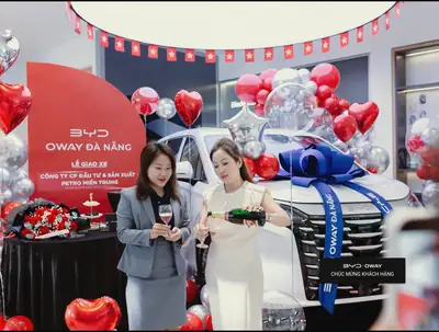 Khách hàng nhận xe BYD tại BYD OWAY Đà Nẵng