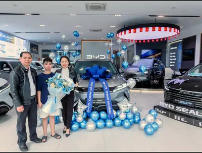 Khách hàng nhận xe BYD tại BYD OWAY Đà Nẵng