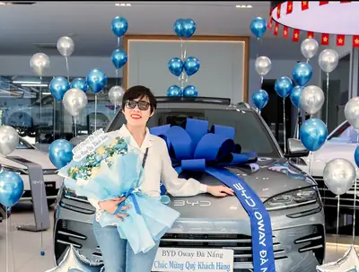 Khách hàng nhận xe BYD tại BYD OWAY Đà Nẵng