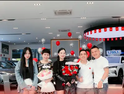 Khách hàng nhận xe BYD tại BYD OWAY Đà Nẵng