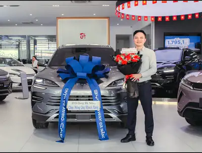 Khách hàng nhận xe BYD tại BYD OWAY Đà Nẵng