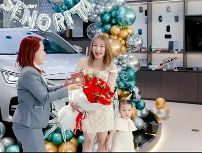 Khách hàng nhận xe BYD tại BYD OWAY Đà Nẵng
