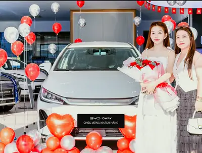 Khách hàng nhận xe BYD tại BYD OWAY Đà Nẵng