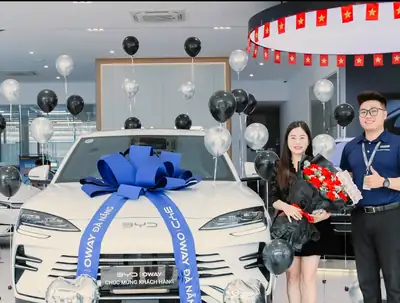 Khách hàng nhận xe BYD tại BYD OWAY Đà Nẵng