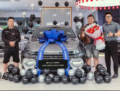 Khách hàng nhận xe BYD tại BYD OWAY Đà Nẵng