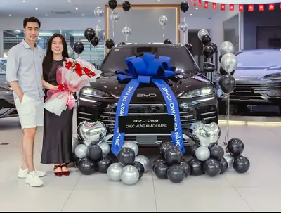 Khách hàng nhận xe BYD tại BYD OWAY Đà Nẵng