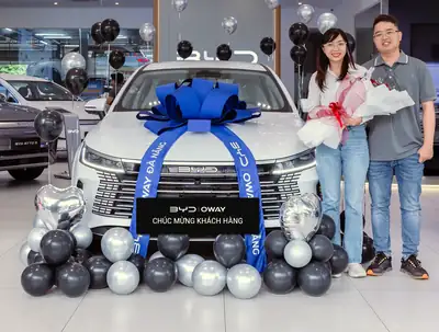 Khách hàng nhận xe BYD tại BYD OWAY Đà Nẵng