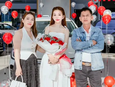 Khách hàng nhận xe BYD tại BYD OWAY Đà Nẵng