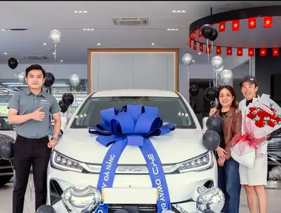 Khách hàng nhận xe BYD tại BYD OWAY Đà Nẵng