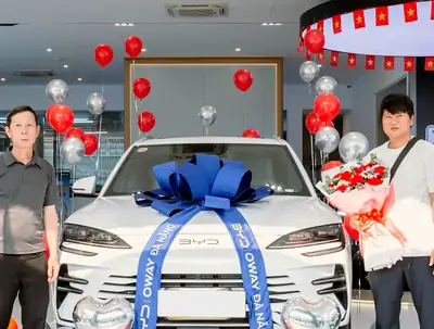 Khách hàng nhận xe BYD tại BYD OWAY Đà Nẵng