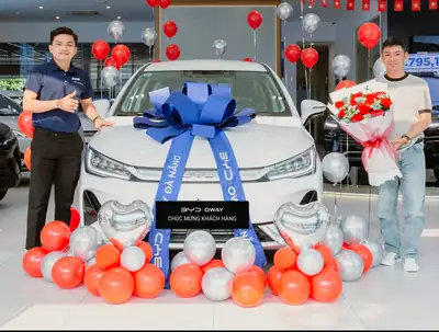 Khách hàng nhận xe BYD tại BYD OWAY Đà Nẵng