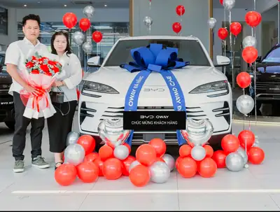 Khách hàng nhận xe BYD tại BYD OWAY Đà Nẵng