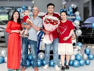 Khách hàng nhận xe BYD tại BYD OWAY Đà Nẵng