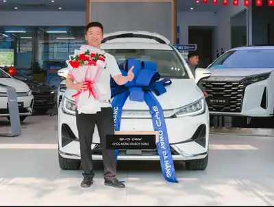 Khách hàng nhận xe BYD tại BYD OWAY Đà Nẵng