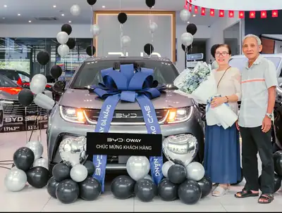 Khách hàng nhận xe BYD tại BYD OWAY Đà Nẵng