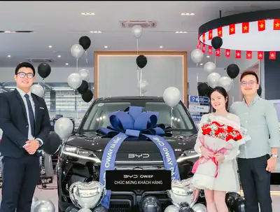 Khách hàng nhận xe BYD tại BYD OWAY Đà Nẵng