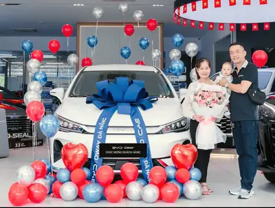 Khách hàng nhận xe BYD tại BYD OWAY Đà Nẵng
