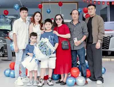 Khách hàng nhận xe BYD tại BYD OWAY Đà Nẵng