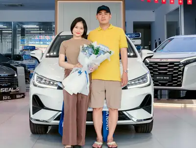 Khách hàng nhận xe BYD tại BYD OWAY Đà Nẵng