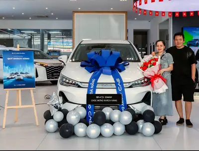 Khách hàng nhận xe BYD tại BYD OWAY Đà Nẵng