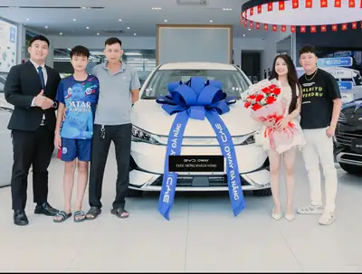 Khách hàng nhận xe BYD tại BYD OWAY Đà Nẵng