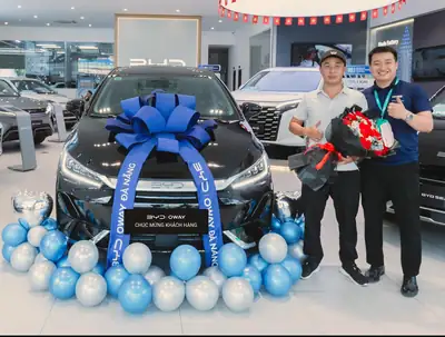 Khách hàng nhận xe BYD tại BYD OWAY Đà Nẵng