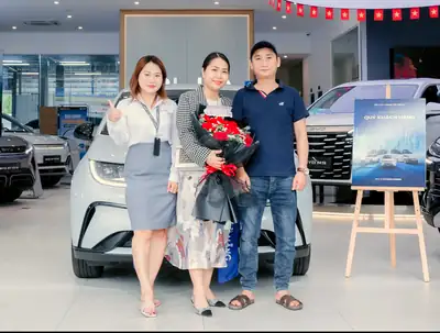 Khách hàng nhận xe BYD tại BYD OWAY Đà Nẵng