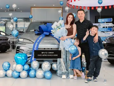 Khách hàng nhận xe BYD tại BYD OWAY Đà Nẵng