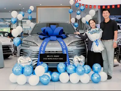 Khách hàng nhận xe BYD tại BYD OWAY Đà Nẵng