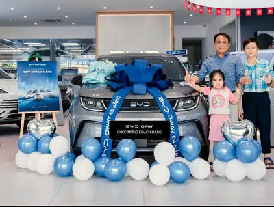 Khách hàng nhận xe BYD tại BYD OWAY Đà Nẵng