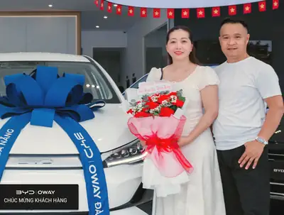 Khách hàng nhận xe BYD tại BYD OWAY Đà Nẵng