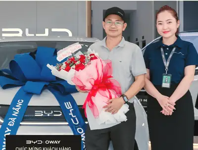 Khách hàng nhận xe BYD tại BYD OWAY Đà Nẵng