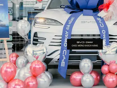 Khách hàng nhận xe BYD tại BYD OWAY Đà Nẵng