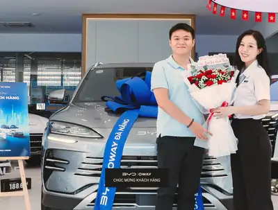 Khách hàng nhận xe BYD tại BYD OWAY Đà Nẵng