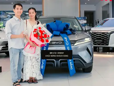 Khách hàng nhận xe BYD tại BYD OWAY Đà Nẵng