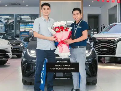 Khách hàng nhận xe BYD tại BYD OWAY Đà Nẵng