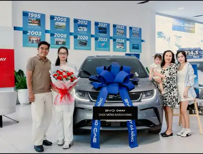 Khách hàng nhận xe BYD tại BYD OWAY Đà Nẵng