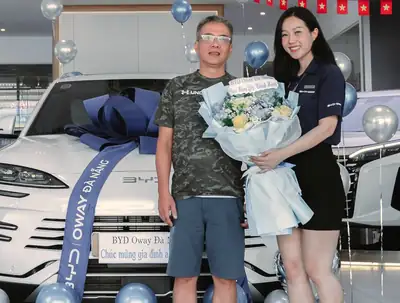 Khách hàng nhận xe BYD tại BYD OWAY Đà Nẵng