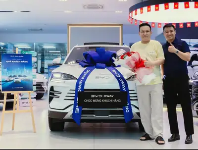 Khách hàng nhận xe BYD tại BYD OWAY Đà Nẵng
